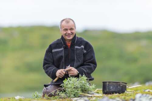 Vert ute i naturen spikker med kniv.