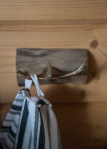 Krok laget av reinsdyrhorn med håndkle.