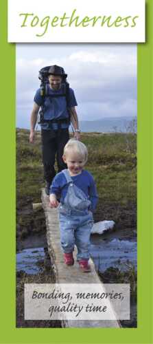 Travel style, Togetherness, far og barn som går på tur på sti av planker ute i naturen.