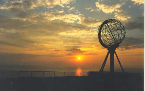 Nordkapp monumentet i solnedgang.