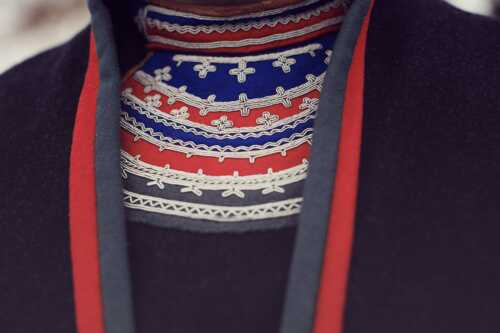 Nærbilde samiske klær.